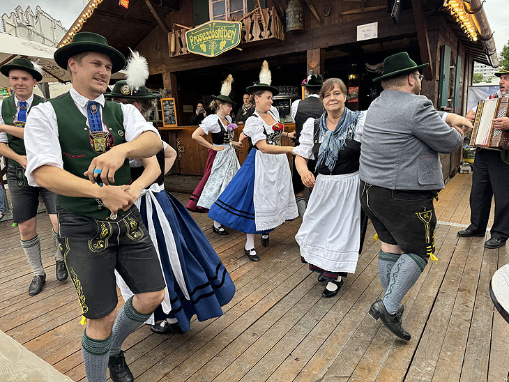 Trachtentanz beim Tag des Brauchtums am 04.05.2025 vor dem Proseccostüberl (©Foto: Martin Schmitz)